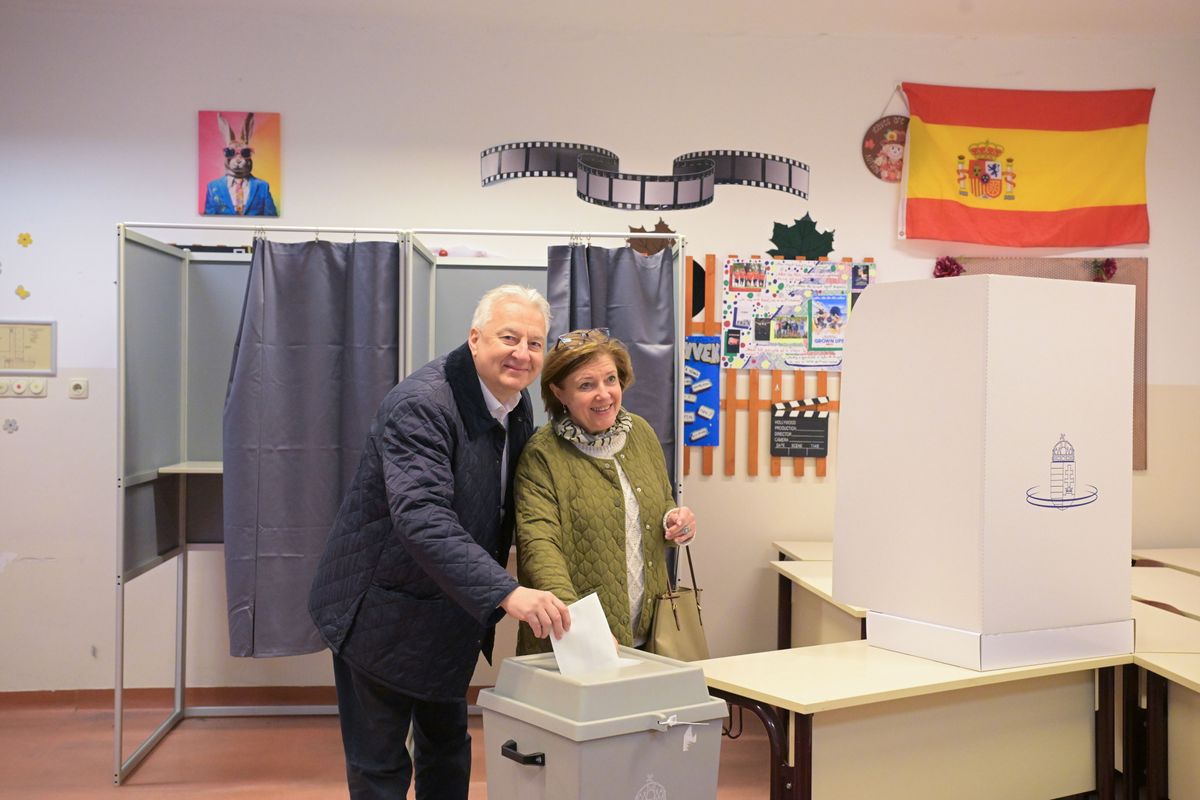 Budapest, 2026. április 12.
Semjén Zsolt miniszterelnök-helyettes, a Kereszténydemokrata Néppárt (KDNP) elnöke és felesége, Semjénné Menus Gabriella leadja szavazatát az országgyűlési választáson a budapesti II. Rákóczi Ferenc Gimnáziumban kialakított szavazókörben 2026. április 12-én.
MTI/Szigetváry Zsolt