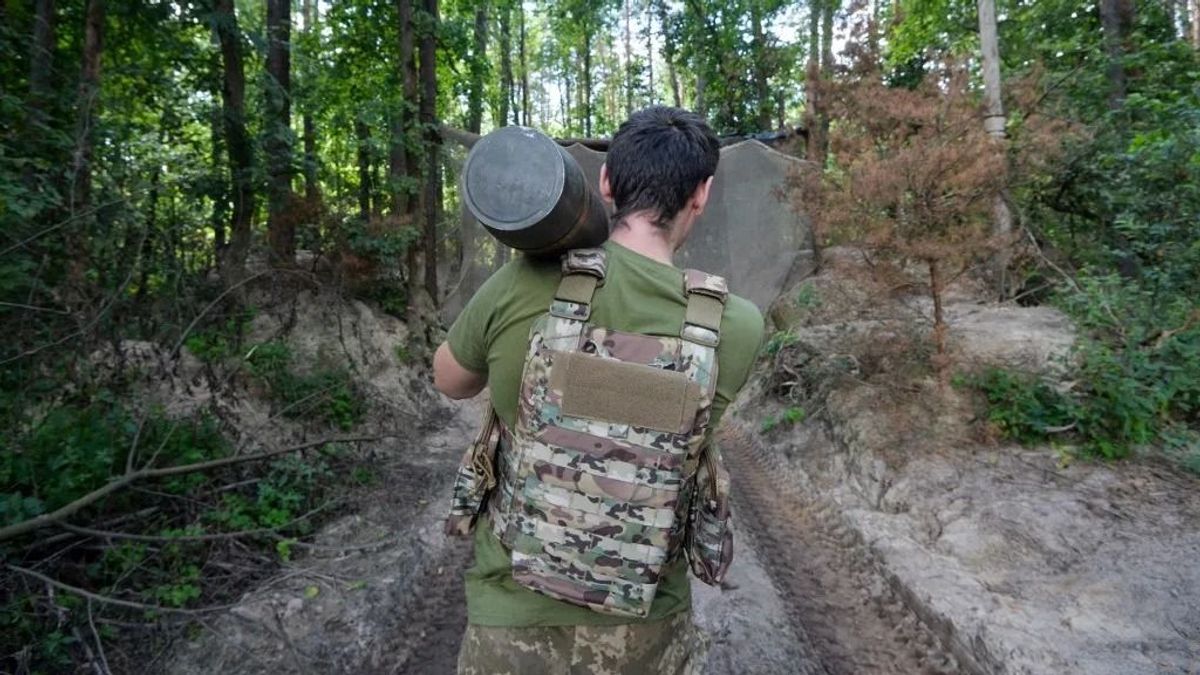 Étlen-szomjan harcolnak a katonák a fronton – esővizet isznak, az éhségtől elájulnak