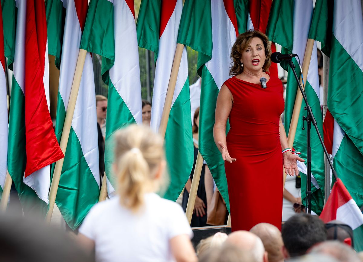 Pannonhalma, 2025. augusztus 20.
Rost Andrea operaénekes a Tisza Párt Szent István nyomában című pannonhalmi ünnepségén 2025. augusztus 20-án. 
MTI/Krizsán Csaba