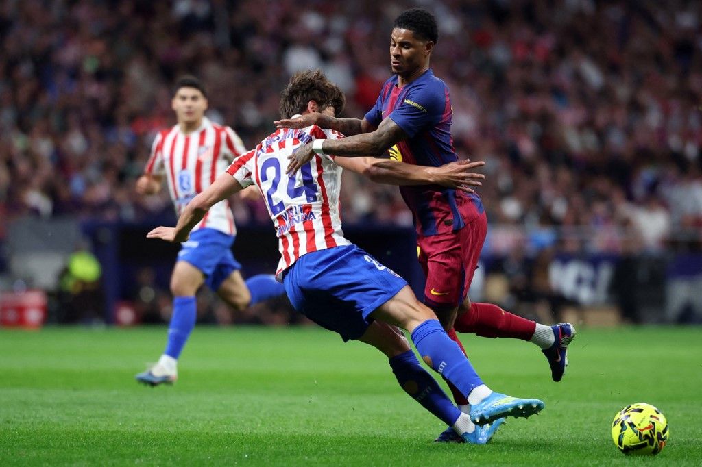 Az Atlético Madrid és a Barcelona La Liga-mérkőzése három gólt és egy piros lapot hozott, a végén Hansi Flick együttese örülhetett