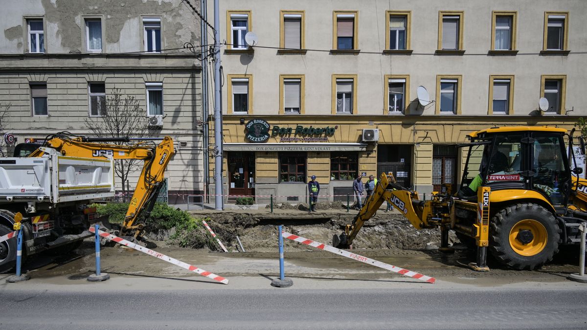 Budapest, 2026. április 20.
A Fővárosi Vízművek munkagépei dolgoznak a Róbert Károly körúton 2026. április 20-án, ahol két forgalmi sávot le kellett zárni az Árpád híd irányába a reggeli csőtörés miatt. A javítás és a terület helyreállítása több napot vesz igénybe, ezért a forgalmi korlátozás várhatóan hétvégéig tart.
MTI/Szigetváry Zsolt
