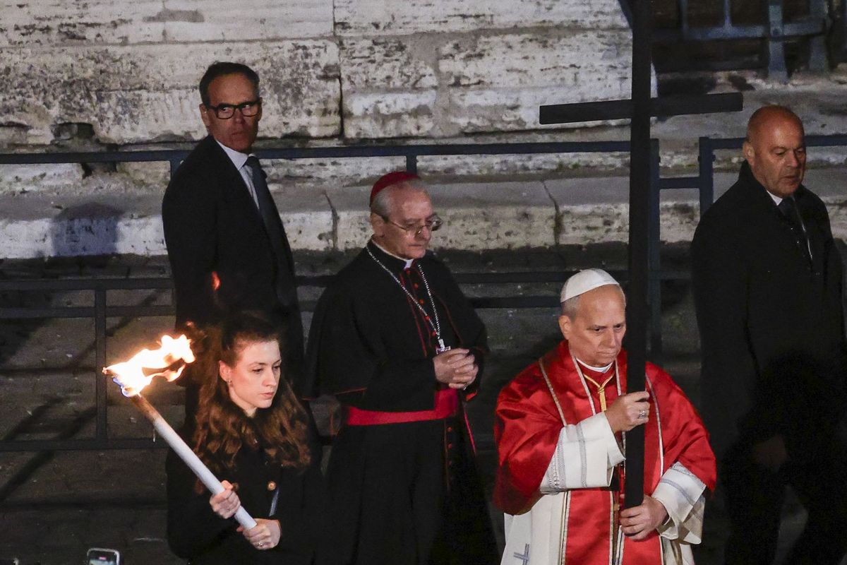 XIV. Leó pápa a nagypénteki Via Crucis (Keresztút) körmenetet ünnepli a római Colosseumban