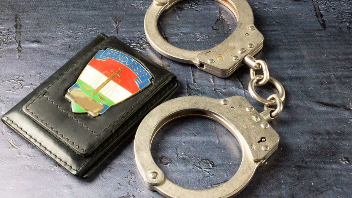 Hungarian police - rendőrség - badge and handcuff