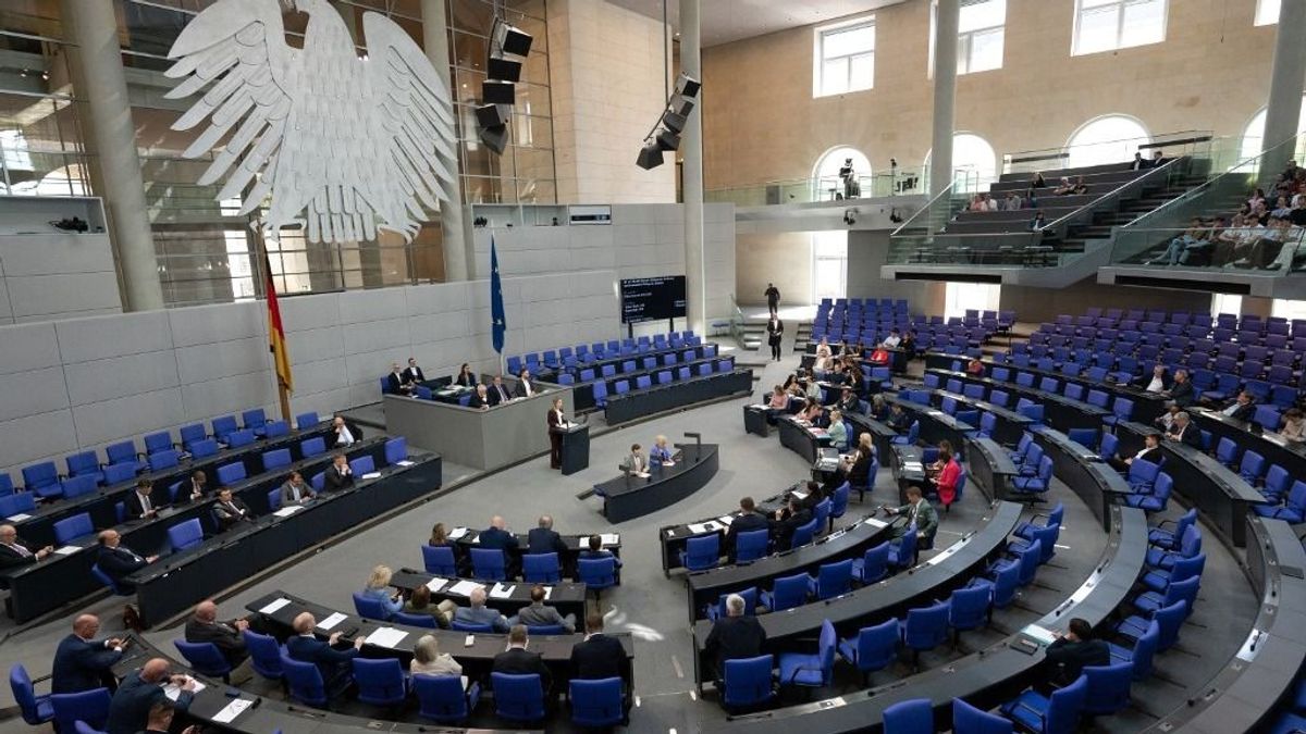 Egyre látványosabban nyomja el a német politikai elit a neki nem tetsző hangokat