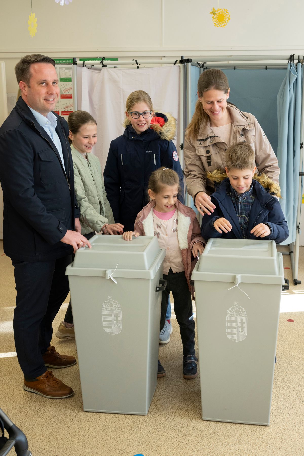 Vác, 2026. április 12.
Dömötör Csaba, a Fidesz európai parlamenti képviselője leadja szavazatát családjával az országgyűlési választáson a váci Diófa utcai óvodában kialakított szavazókörben 2026. április 12-én.
MTI/Lakatos Péter