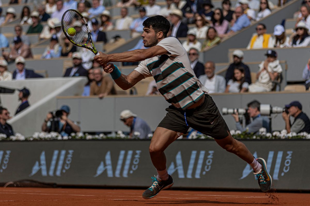 Carlos Alcaraz tavaly meccslabdákról fordította meg a Jannik Sinner elleni Roland Garros-döntőt, idén a spanyol párizsi indulása is kérdéses, ahogy Novak Djokovic részvétele sem biztos