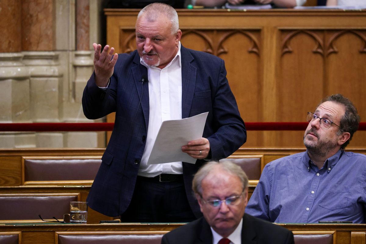 Budapest, 2025. június 10.
Komjáthi Imre, az MSZP frakcióvezető-helyettese, pártelnök napirend előtt szólal fel az Országgyűlés plenáris ülésén 2025. június 10-én.
MTI/Hegedüs Róbert