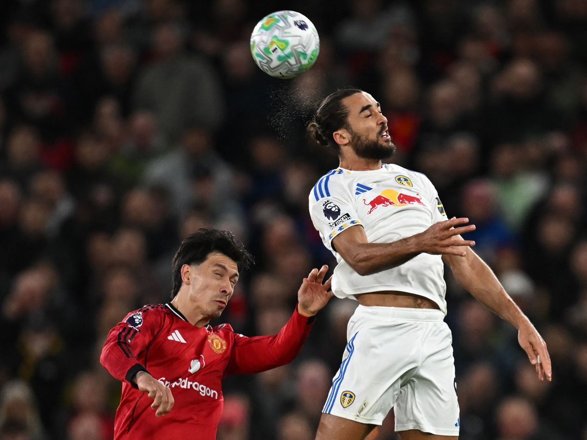 Lisandro Martínez (balra) és Dominic Calvert-Lewin párharca után a Manchester United játékosát kiállította a játékvezető