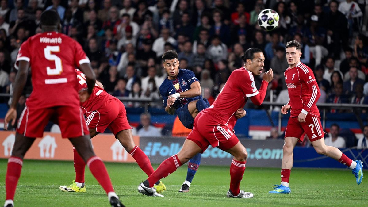 Carragher brutálisan beleszállt a Liverpoolba, Van Dijk ezért könyöröghet Slotnak