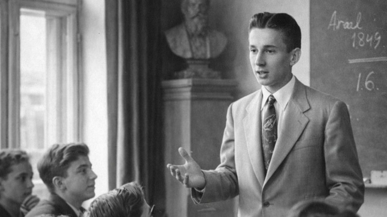 Antall József az Eötvös Gimnázium tanáraként (rekonstrukció)