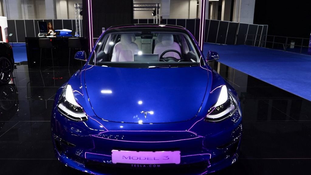 Fényűző életet éltek a bevándorlók: egy Tesla is előkerült, amely tele volt luxusmárkák termékeivel