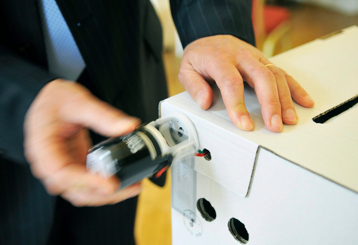 Bécs, 2014. április 6.
A Külképviseleti Választási Iroda vezetõje lepecsétel egy urnát a magyarországi országgyûlési képviselõ-választáson a bécsi magyar nagykövetségen 2014. április 6-án. A külképviseleteken azok a magyar állampolgárok adhatják le voksukat, akik magyarországi lakhellyel rendelkeznek, a választás napján külföldön tartózkodnak, valamint március 29-ig felvetették magukat a külképviseleti névjegyzékbe és jelezték, hogy mely városban kívánnak szavazni.
MTI Fotó: Filep István