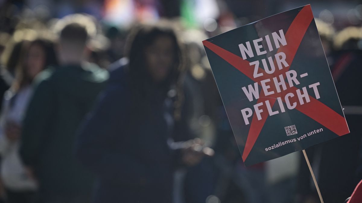 A német kormány ugyan meghátrált, azonban a döntés bármikor újra megszülethet a katona korú férfiak szabad mozgásának a korlátozásáról