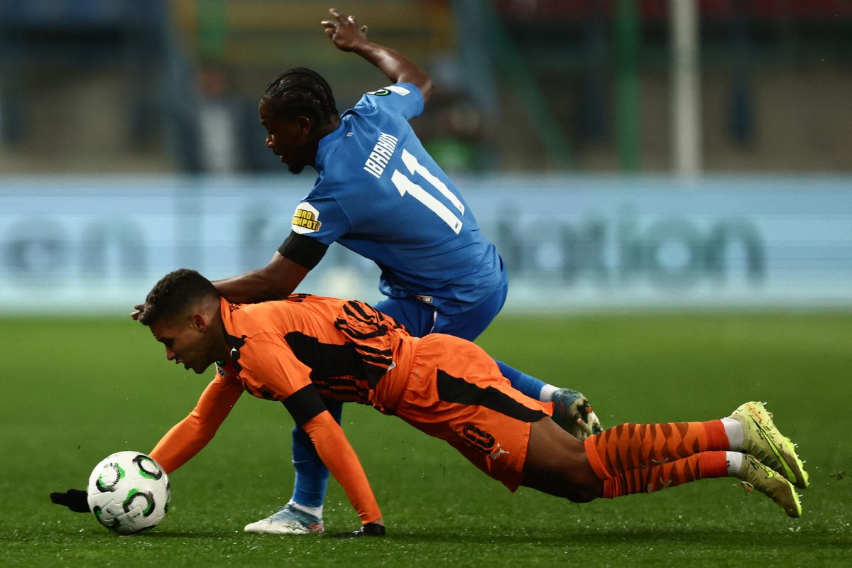 Pedrinho itt a földre kerül, a narancsmezes Sahtar később az ő bombagóljával szerzett vezetést Kovács Bendegúz csapata, az AZ Alkmaar elleni Kl-negyeddöntőn