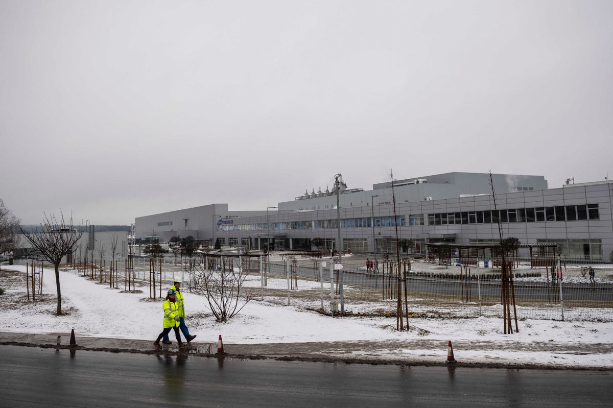 Göd, 2020. január 28.
A gödi Samsung SDI gyár 2020. január 28-án. A gyár a koronavírus terjedése miatt munkába állás előtt "karanténba helyezi" és orvosi vizsgálat alá vonja Kínából érkező alkalmazottjait, bár a céget érintően semmilyen járványügyi intézkedés nincs. A karanténon kívül fokozott fertőtlenítést vezettek be a közös helyiségekben, és a folyékony szappan mellett alkoholos kézfertőtlenítőket is kihelyeztek. A vírus okozta járvány valószínűleg egy vuhani piacon indult tavaly decemberben. A ragály halottainak száma Kínában meghaladta a 100-at, a biztosan a kórtól fertőzött tüdőgyulladásos betegek száma pedig a 4500-at.
MTI/Mónus Márton