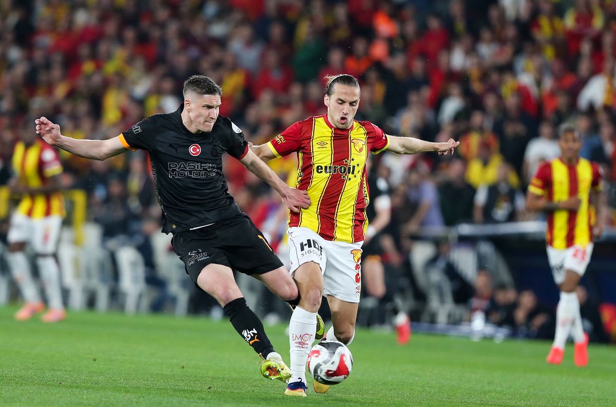 IZMIR, TURKIYE - APRIL 08: Roland Sallai (L) of Galatasaray in action against Arda Okan Kurtulan (R) of Goztepe during the Turkish Super Lig week 27 postponed football match between Goztepe and Galatasaray at ISONEM Park Gursel Aksel Stadium in Izmir, Turkiye, on April 08, 2026. Ahmet Bayram / Anadolu (Photo by Ahmet Bayram / Anadolu via AFP)