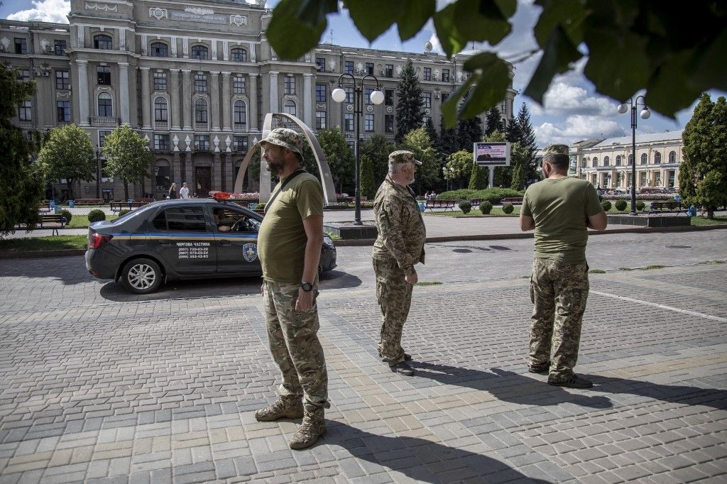 A Harkivi Regionális Toborzó Iroda (TCK) tagjai járőröznek a városban