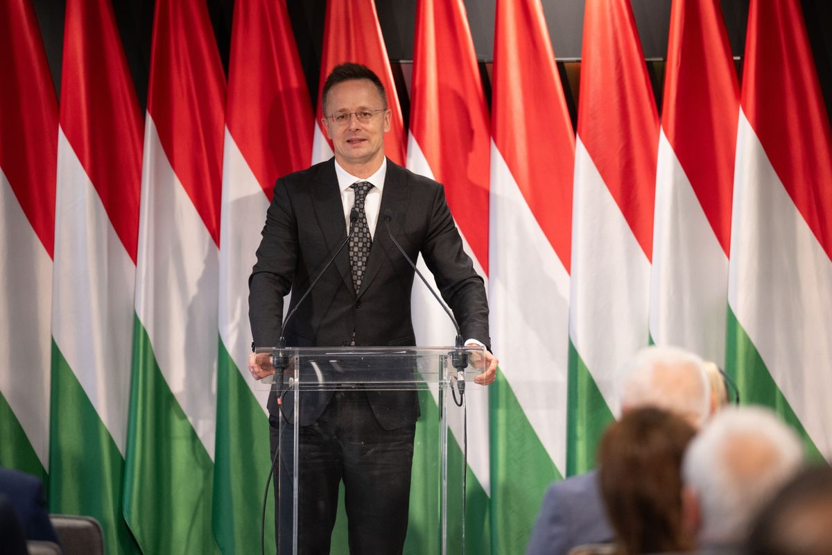 Budapest, 2026. április 2.
Szijjártó Péter külgazdasági és külügyminiszter, a Budapest Honvéd FC elnöke beszédet mond Puskás Ferenc leszármazottjainak állampolgársági ünnepségén a Bozsik Arénában 2026. április 2-án.
MTI/Szigetváry Zsolt