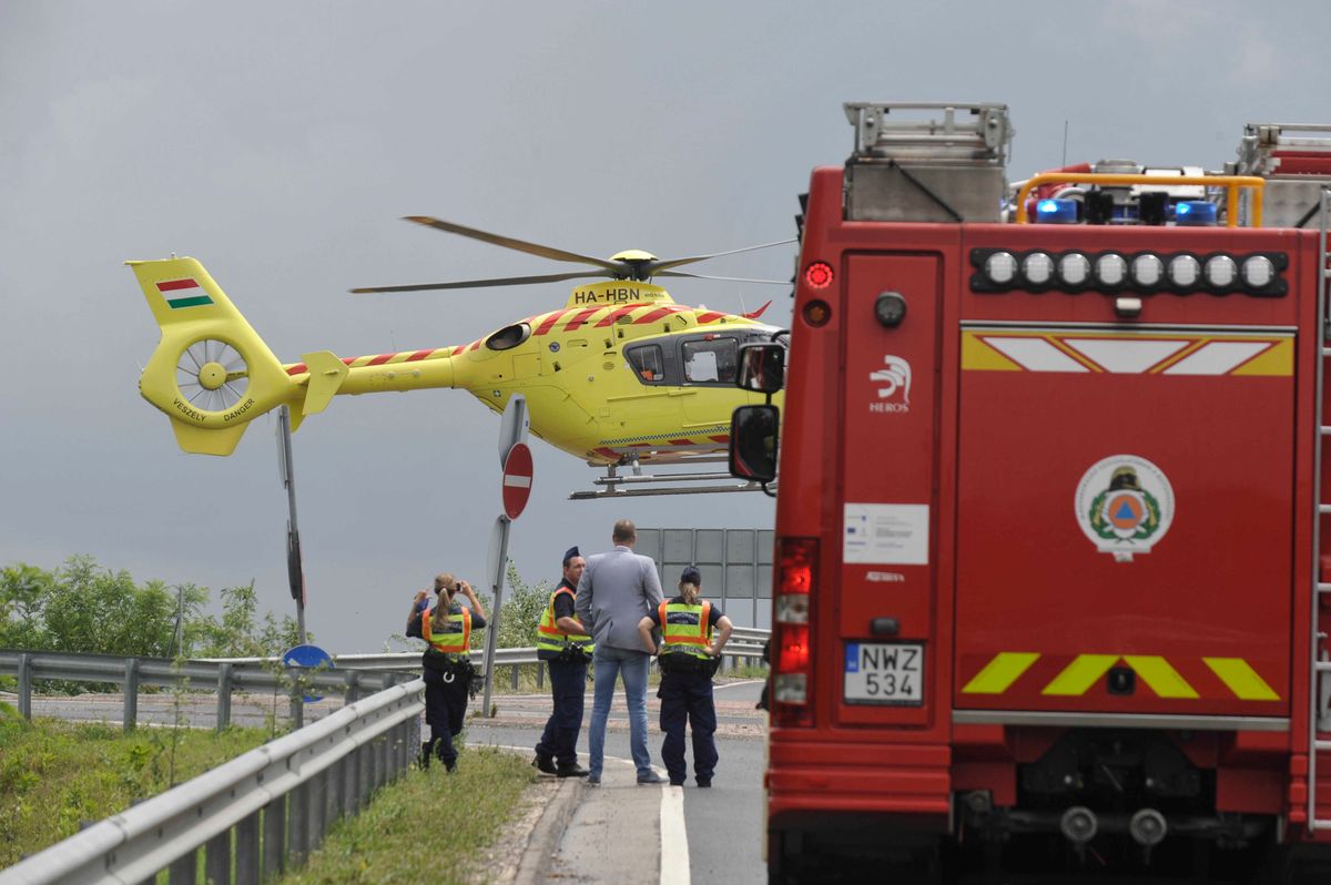 Budapest, 2020. június 10.
Mentőhelikopter az 5-ös úton, az M0-ás lehajtónál, ahol összeütközött két személygépkocsi 2020. június 10-én. Az M5-ös autópályán Lajosmizse térségében a Készenléti Rendőrség járőrei akartak ellenőrizni egy embercsempészéssel gyanúsítható férfit. A gépkocsi közel-keleti származású vezetője a rendőri jelzésre nem állt meg, elmenekült, ezért a járőrök követték. A sofőr a XXIII. kerületben elvesztette uralmát a gépjármű felett, és összeütközött egy szemből érkező autóval. A balesetben heten megsérültek. Az embercsempészéssel gyanúsítható férfi autójában öt illegális bevándorló utazott.
MTI/Mihádák Zoltán