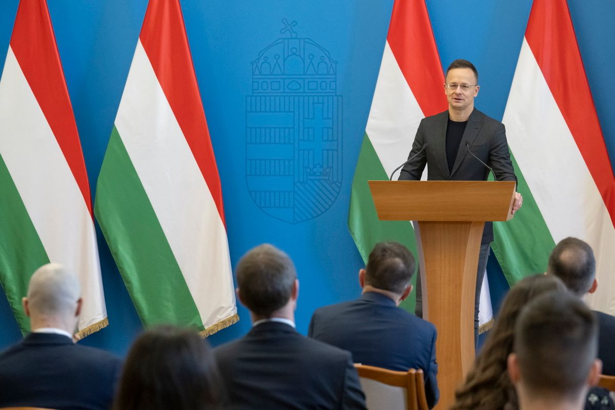 Budapest, 2026. április 1.
Szijjártó Péter külgazdasági és külügyminiszter beszédet mond a Weger Hungária Kft. beruházásbejelentő sajtótájékoztatóján a Külgazdasági és Külügyminisztériumban 2026. április 1-jén. Az olasz tulajdoni hátterű klímatechnikai vállalat mintegy 9,5 milliárd forint értékben Jászárokszálláson új gyárat épít, amihez a kormány 1,1 milliárd forint támogatást nyújt.
MTI/Kovács Márton