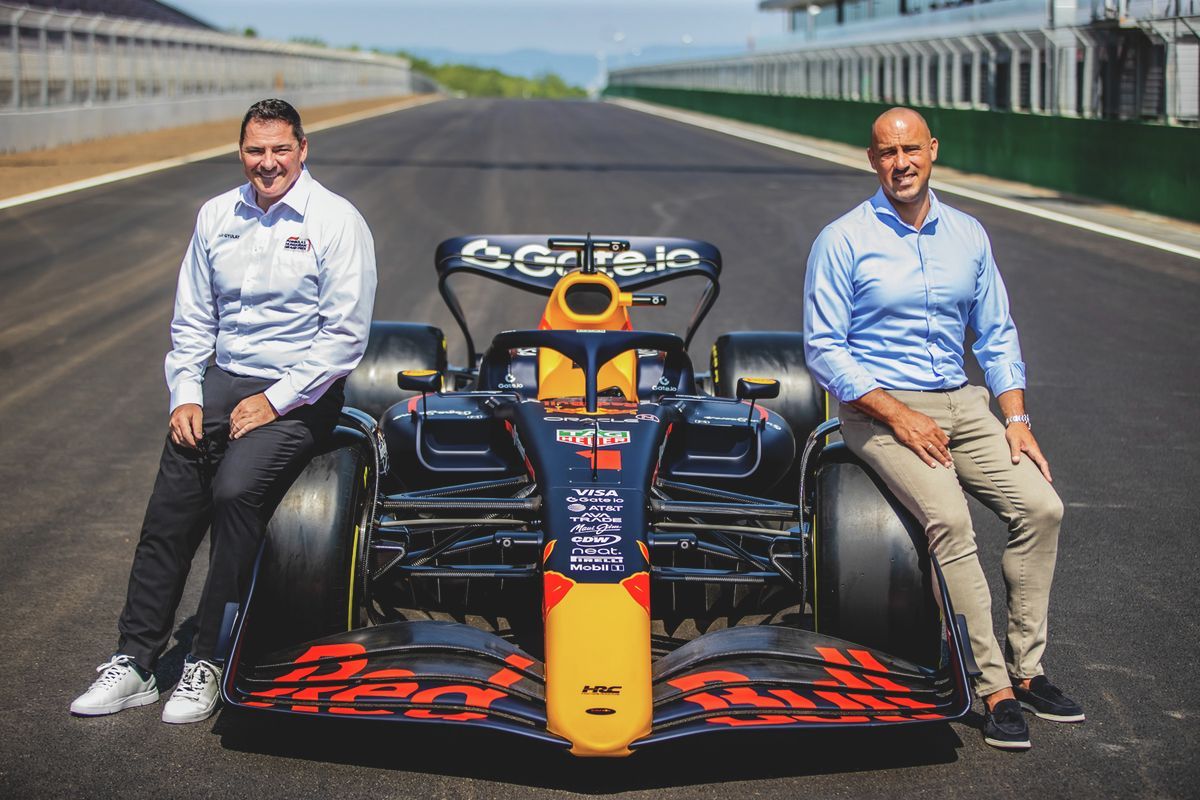 Gyulay Zsolt, a Hungaroring Sport Zrt. elnök-vezérigazgatója és Schmidt Ádám, a HM sportért felelős államtitkára egy F1-es Red Bull abroncsain ül a Hungaroringe