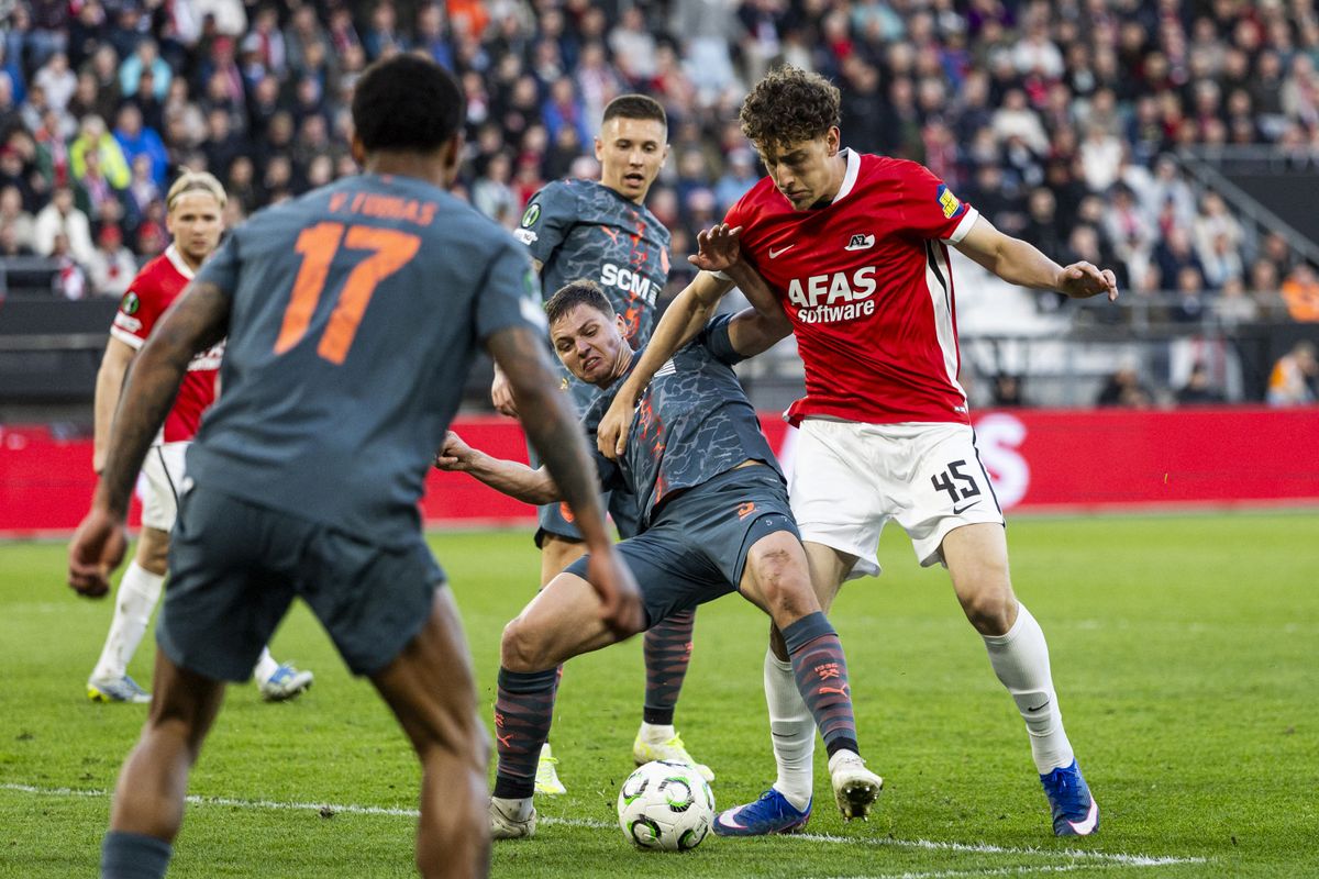 (LtoR) AZ Alkmaar's defender Bendeguz Kovacs and FC Shakhtar's defender Valeriy Bondar fight for the ball during the UEFA Conference League quarter-final second leg football match between AZ Alkmaar and FC Shakhtar Donetsk at the AFAS Stadium in Alkmaar on April 16, 2026. (Photo by Koen van Weel / ANP / AFP) / Netherlands OUT