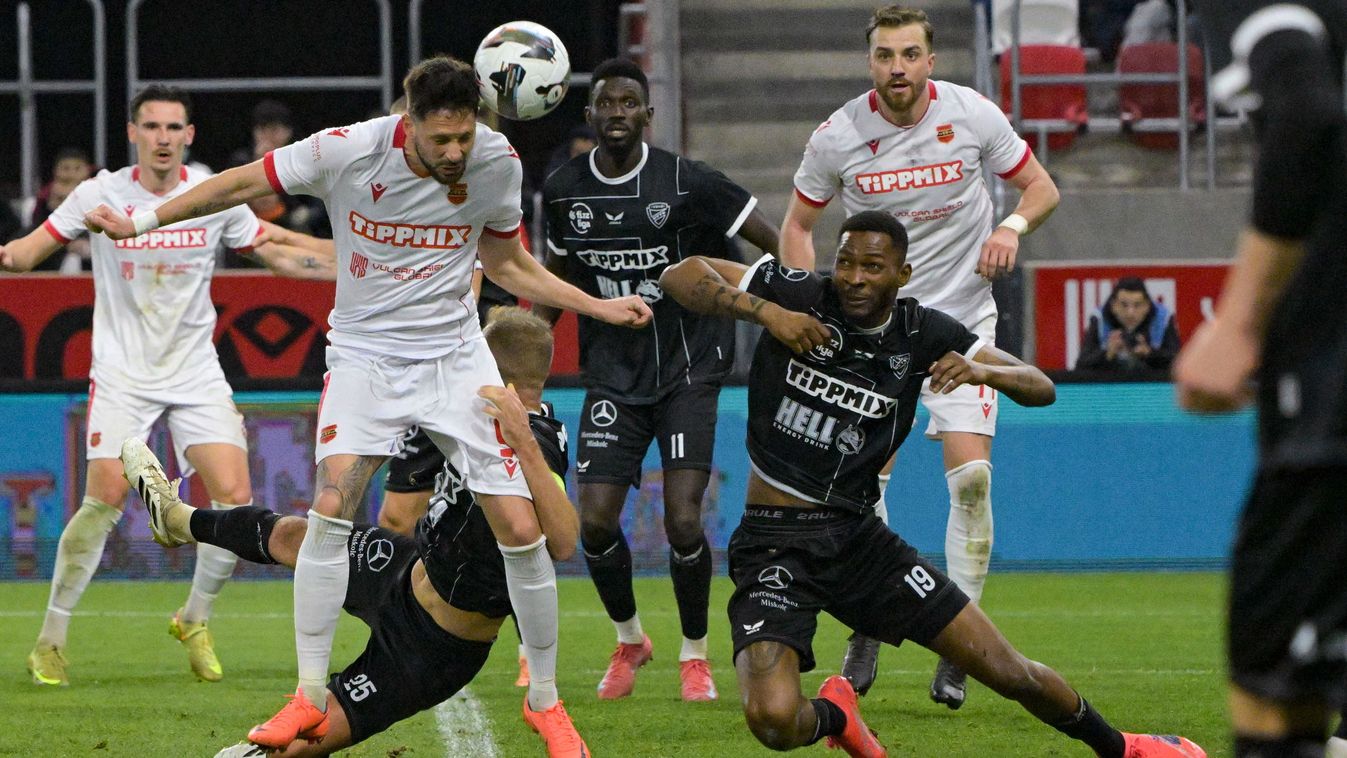 Gyurcsó Ádám (b2), a Honvéd és Aboubakar Keita (j2), a DVTK játékosa a labdarúgó Magyar Kupa negyeddöntőjében játszott Budapest Honvéd FC–Diósgyőri VTK mérkőzésen a Bozsik Arénában 2026. március 5-én.
MTI/Szigetváry Zsolt