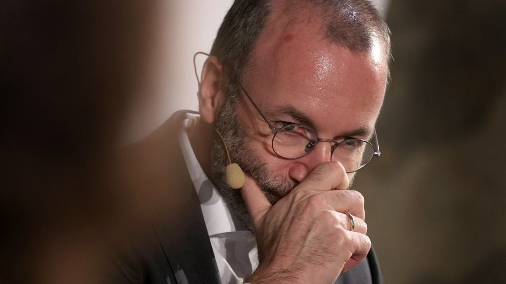 Manfred Weber már nem aggódik a demokráciáért – nyíltan beismerte a politikai zsarolást