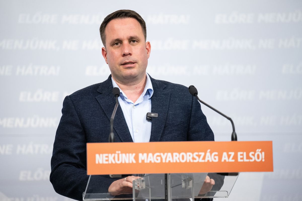 Budapest, 2026. április 2.
Dömötör Csaba, a Fidesz európai parlamenti képviselője sajtótájékoztatót tart az üzemanyagokra vonatkozó védett árazással kapcsolatban az Országgyűlés Irodaházában 2026. április 2-án.
MTI/Szigetváry Zsolt