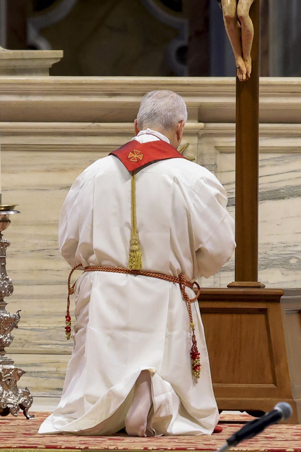 XIV. Leó pápa celebrálja a nagypénteki Úr szenvedésének ünnepi liturgiáját a Vatikánvárosban található Szent Péter-bazilikában