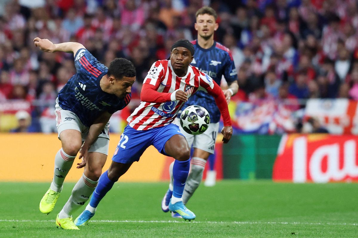 Az Atlético Madrid szélsője, Ademola Lookman párszor megforgatta a William Saliba vezette vendégvédelmet