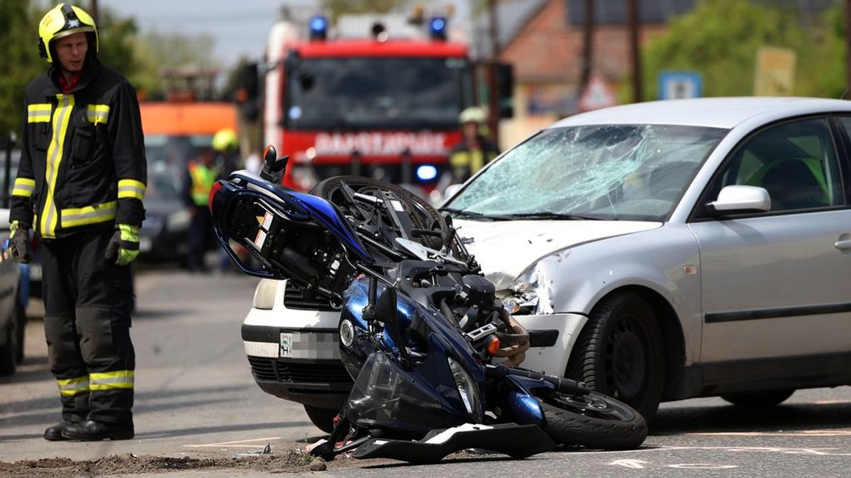 Egy autó szélvédőjére repült fel a motoros + videó