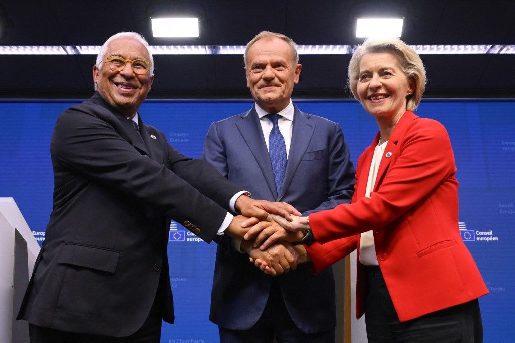 European Council President Antonio Costa (L), Poland's Prime Minister Donald Tusk (C) and European Commission President Ursula von der Leyen join hands at the end of a press conference after working sessions at the European Council in Brussels on June 26, 2025. EU leaders met to discuss geoeconomic challenges and the ongoing developments in Ukraine and the Middle East. (Photo by JOHN THYS / AFP)