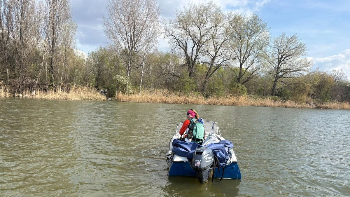 Így nem lenne szabad kajakedzést tartani: a hátára rögzítette a csecsemőt a vízen