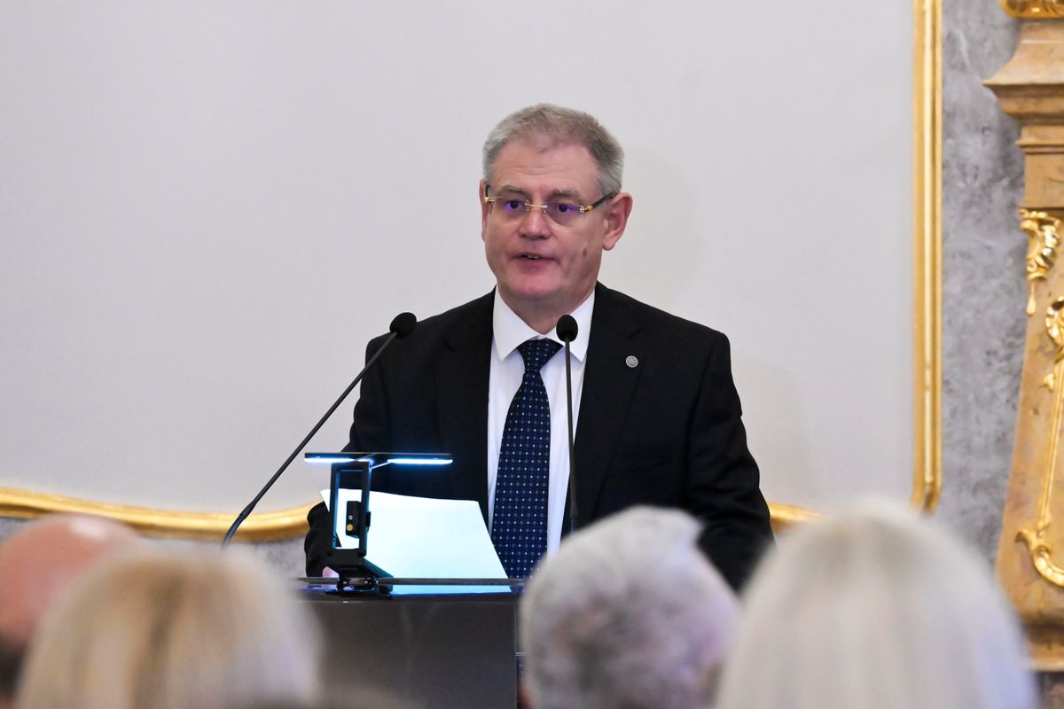 Budapest, 2025. október 10.
Tóth Ádám, a Magyar Országos Közjegyzői Kamara elnöke (b) beszédet mond a magyar polgári közjegyzőség fennállásának 150. évfordulója alkalmából tartott konferencián a budapesti Károlyi-Csekonics-palotában 2025. október 10-én.
MTI/Bruzák Noémi