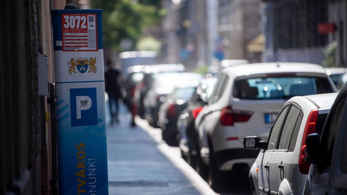 Drágul a parkolás, eltűnnek az automaták Budapest utcáiról