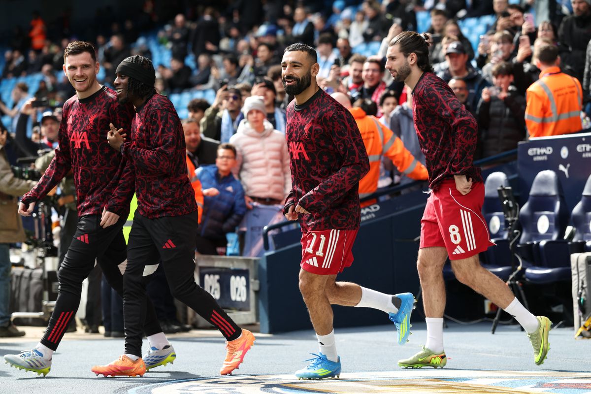 A Manchester City–Liverpool FA-kupa-negyeddöntő előtt Mohamed Szalah és Szoboszlai Dominik a bemelegítésen az Etihad Stadionban