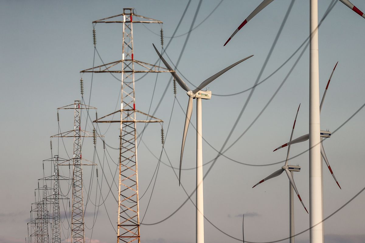 20161026
szélerőmű
szélenergia
alternatív energiaforrás
áram villamosvezeték villanyoszlop
szél Eon