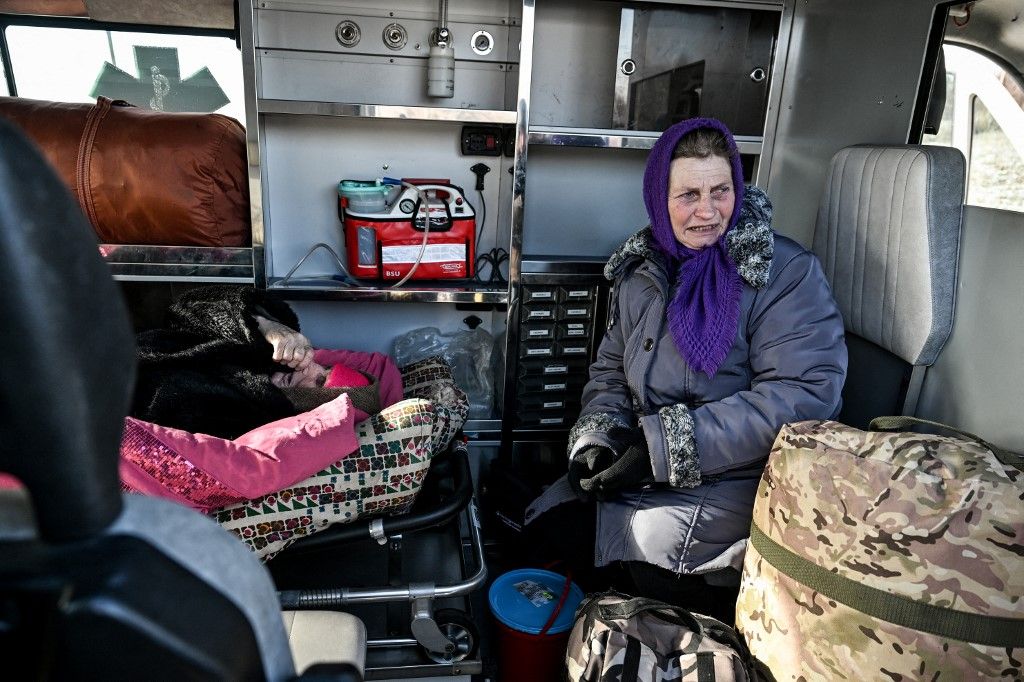 Liubov Ivanivna and her mother Neonila Dmytrivna are in an ambulance during the evacuation from front-line Yurkivka village in Zaporizhzhia region, Ukraine, on February 3, 2026. (Photo by Dmytro Smolienko/Ukrinform/NurPhoto) NO USE RUSSIA. NO USE BELARUS. (Photo by Ukrinform/NurPhoto) (Photo by Dmytro Smolienko / NurPhoto via AFP)