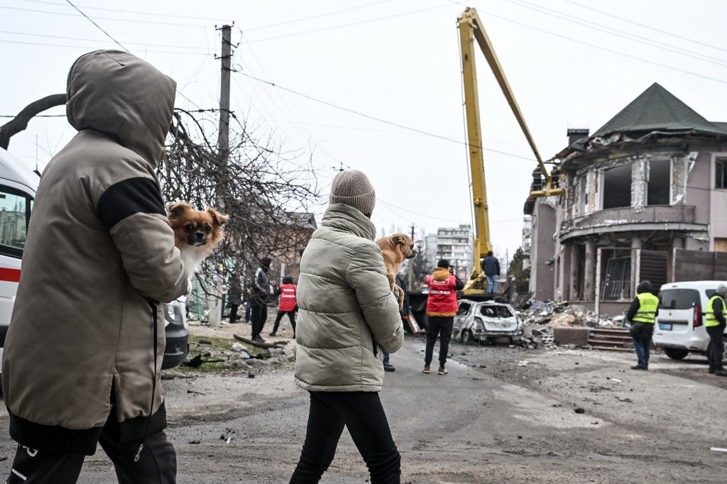 In Zaporizhzhia, Ukraine, on February 1, 2025, people carry dogs past a house damaged by a massive Russian kamikaze drone attack. (Photo by Dmytro Smolienko/Ukrinform/NurPhoto) (Photo by Dmytro Smolienko / NurPhoto via AFP)