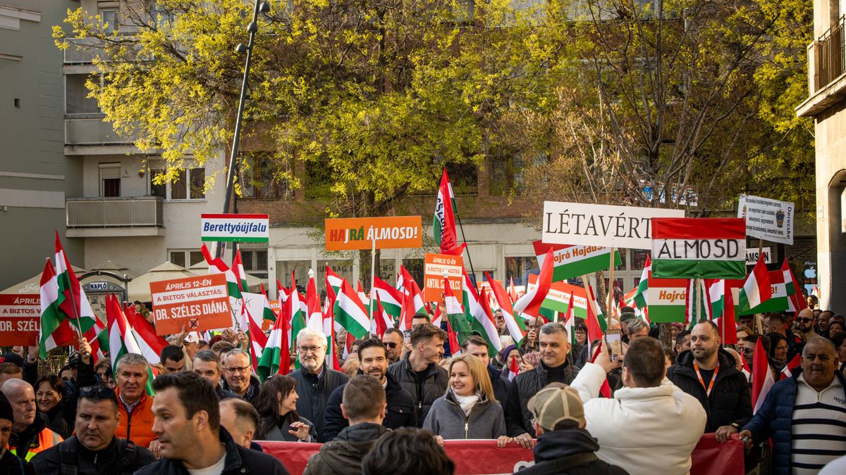Hatalmas tömeg, magyar zászlók tengere várja Debrecenben Orbán Viktort - kövesse nálunk élőben!
