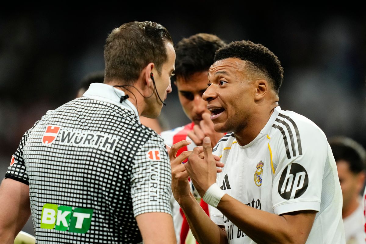 A játékvezető is retro mezbe öltözött, a Real Madrid nem, de Kylian Mbappé nem a La Liga-kezdeményezést vitatja meg a sípmesterrel