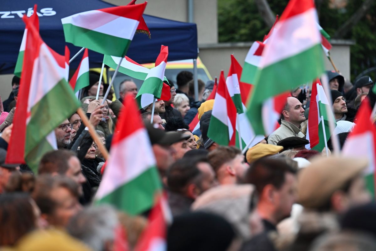 Ócsa, 2026. március 31.
Résztvevők Orbán Viktor miniszterelnök, a Fidesz elnöke országjárásának ócsai állomásán, a városháza előtti téren 2026. március 31-én.
MTI/Illyés Tibor