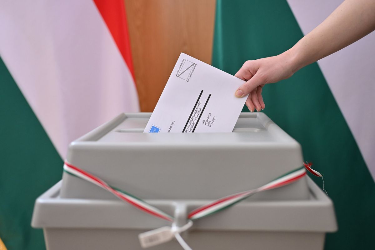 Szabadka, 2026. április 2.
Leadja az április 12-i magyarországi országgyűlési választások levélszavazatát egy nő Magyarország szabadkai főkonzulátusán 2026. április 2-án. Levélszavazásra a magyarországi lakcímmel nem rendelkező magyar állampolgárok jogosultak.
MTI/Molnár Edvárd