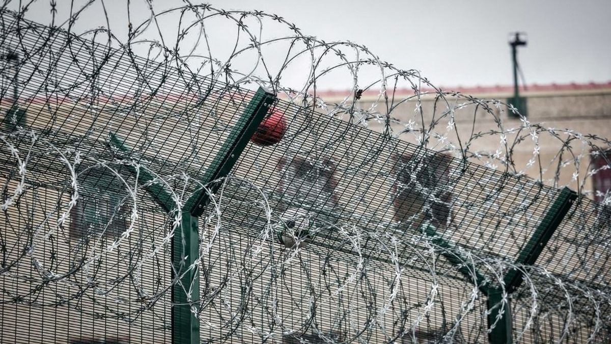 Elítélt bűnözőket engednének ki Franciaországban, mert megteltek a börtönök