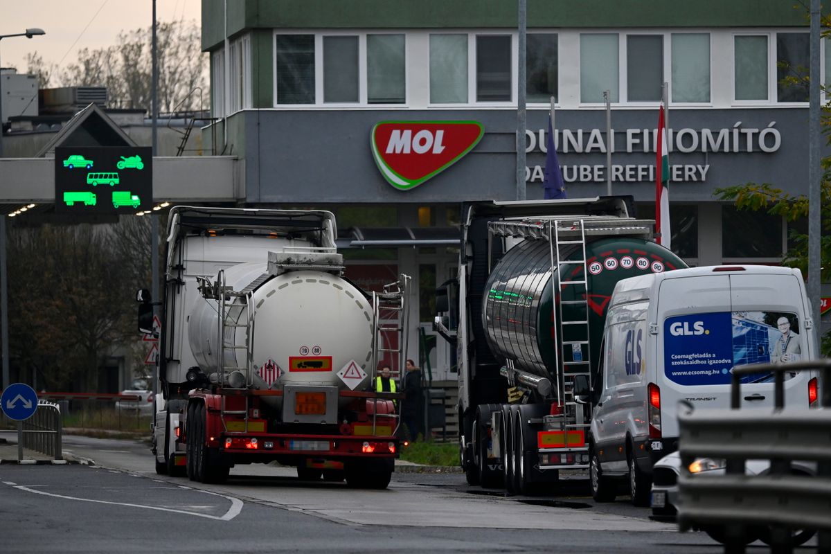 Százhalombatta, 2025. október 21.
A Mol százhalombattai Dunai Finomítója 2025. október 21-én. A Mol megerősítette, hogy előző nap éjjel tűz ütött ki a finomító AV3-as üzemében. A tüzet a tűzoltók lokalizálták, és jelenleg is dolgoznak a terület biztosításán. Személyi sérülés nem történt, a baleset pontos okát vizsgálják. A kárfelméréssel párhuzamosan fokozatosan újraindítják a tűzben nem érintett üzemegységeket.
MTI/Hegedüs Róbert