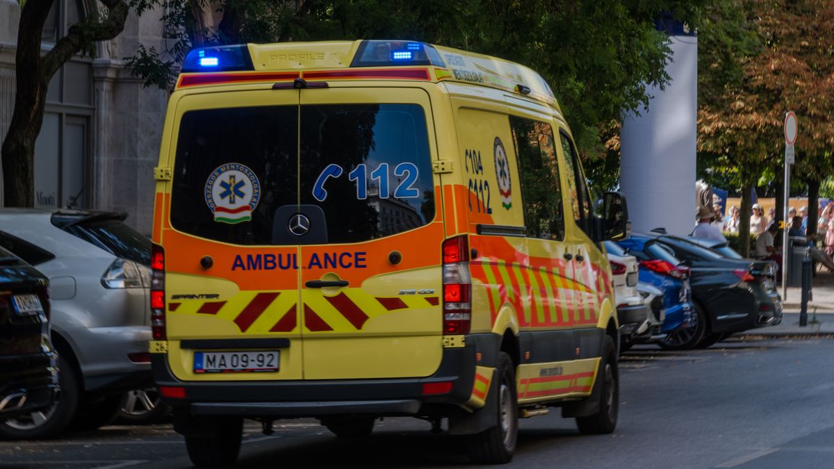 Összeesett egy férfi a metróaluljáróban, kisebb tömeg sietett a segítségére