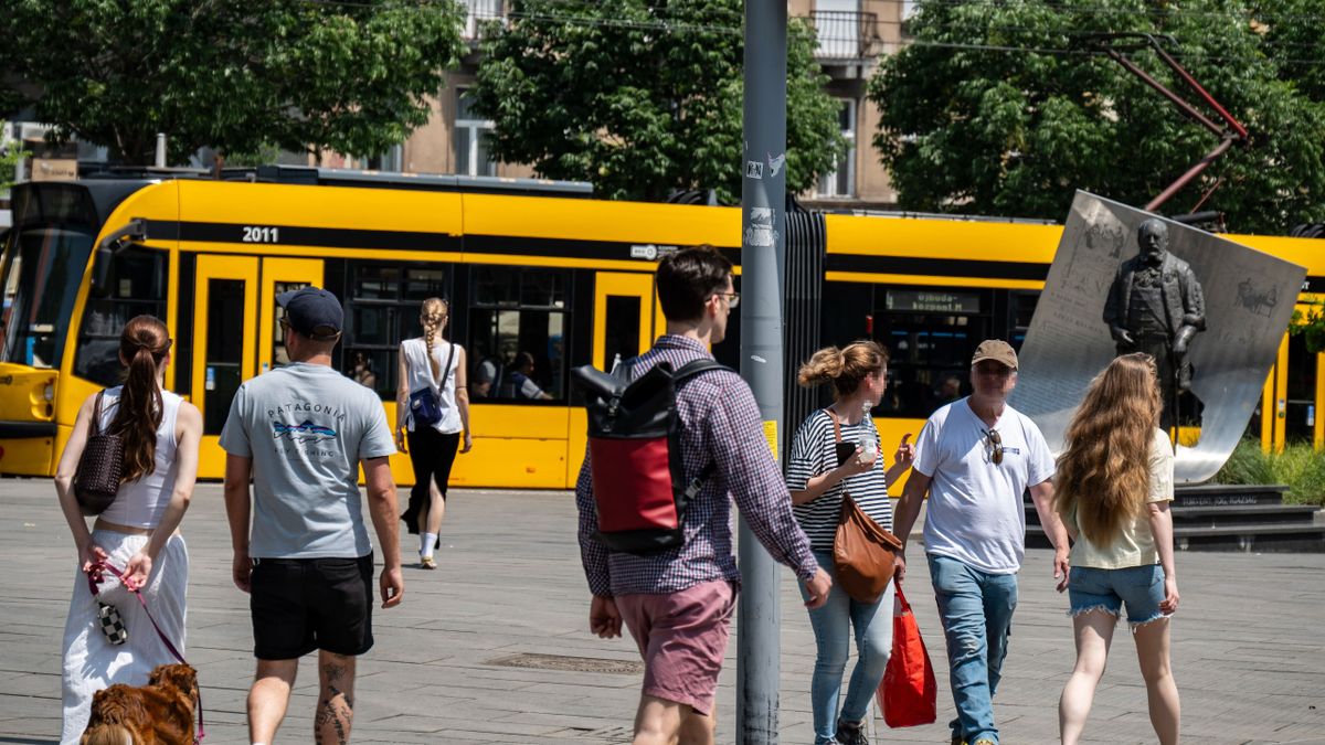 Budapest, 2025. június 6.
Várakozó villamos a budapesti Széll Kálmán téren 2025. június 6-án. A főpolgármester döntése értelmében ezen a napon 11.50 és 12.00 óra között a budapesti közösségi közlekedés szünetel; a Fővárosi Önkormányzat a rövid idejű leállással a közszolgáltatások fontosságára szeretné felhívni a figyelmet - közölte a Budapesti Közlekedési Központ (BKK).
MTI/Szigetváry Zsolt