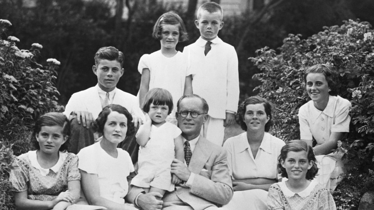 Lugas
Joseph and Rose Kennedy pose with eight of their children.
