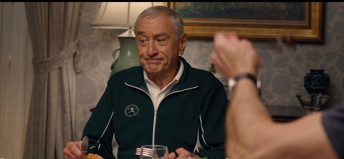 Jack Byrnes (Robert De Niro) remekül kijön Olivia Jones-szal (Ariana Grande), de ez nem mindenkinek tetszik